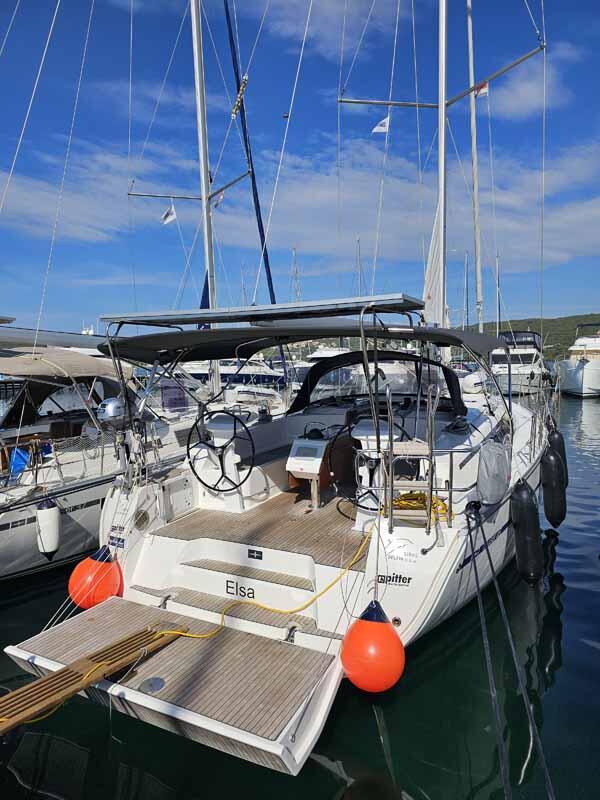 Sailing yacht 
