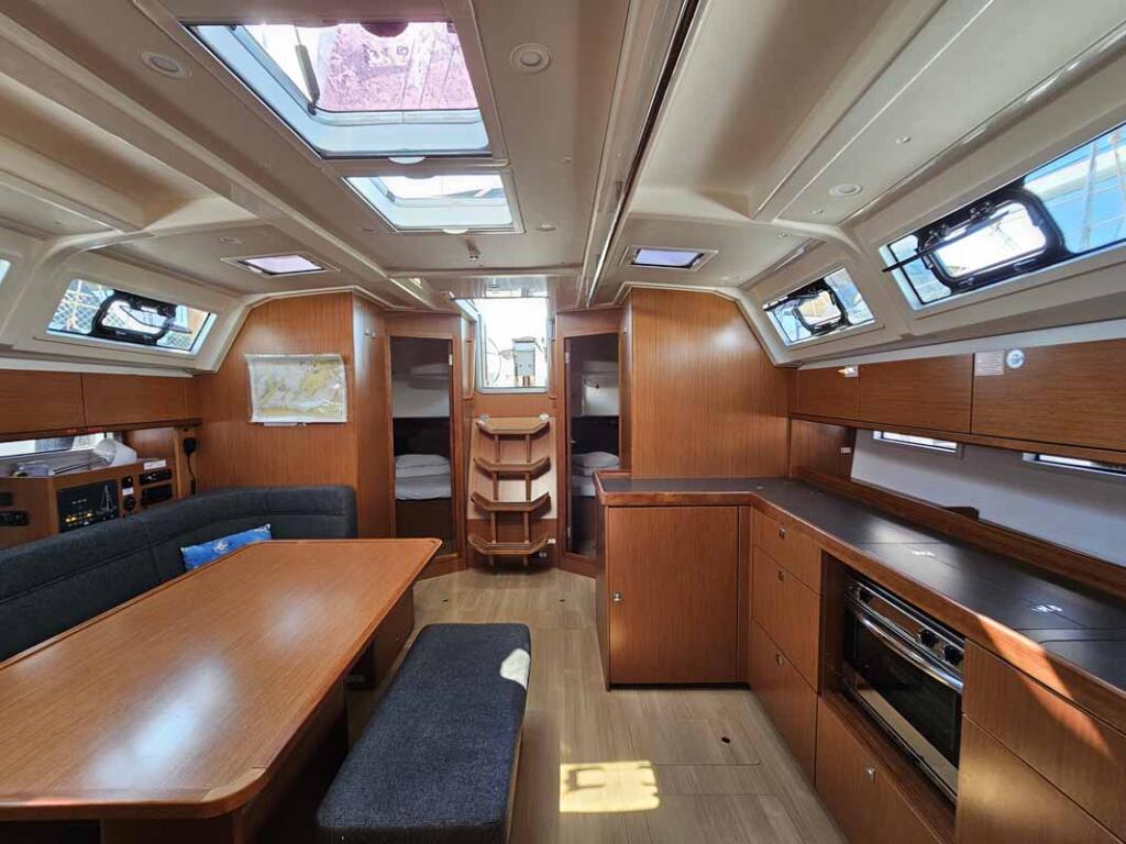 Sailing yacht 