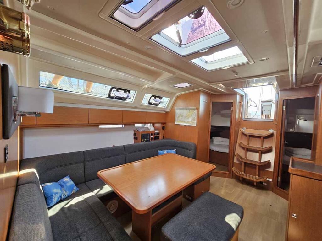 Sailing yacht 