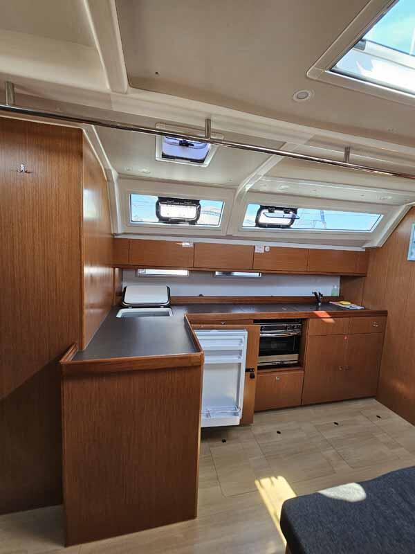 Sailing yacht 