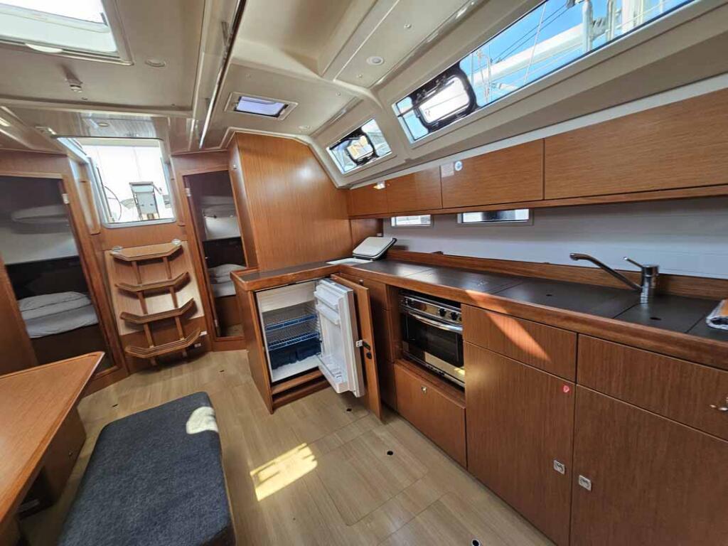 Sailing yacht 