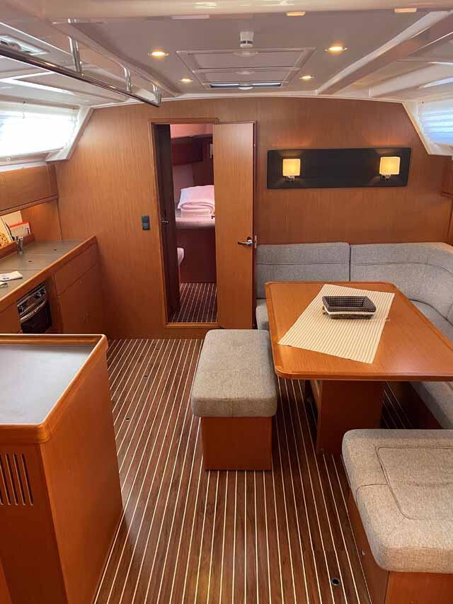 Sailing yacht 