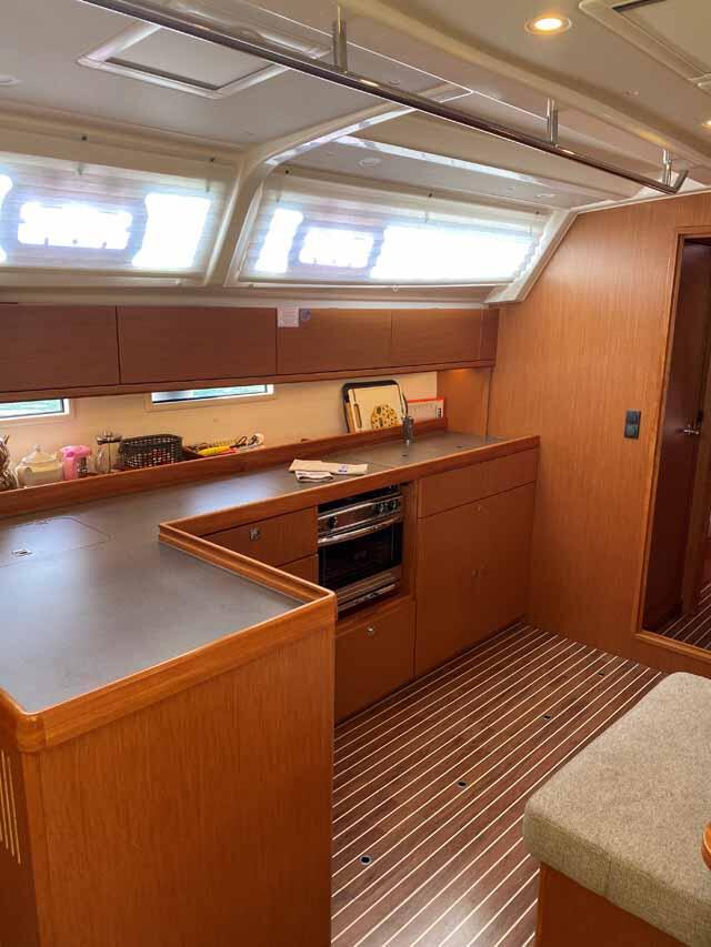Sailing yacht 