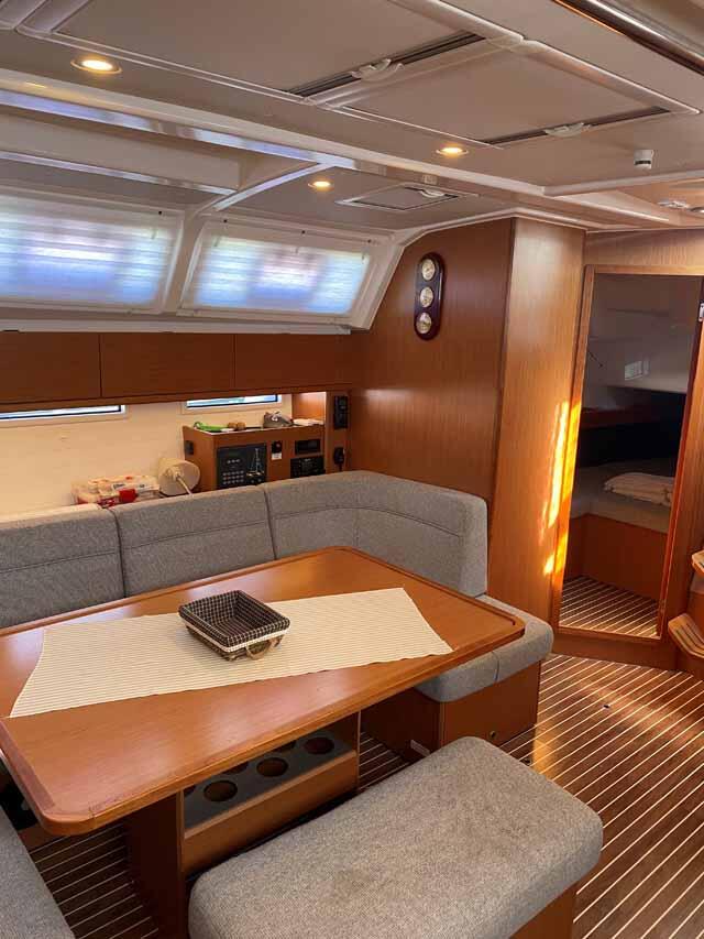 Sailing yacht 