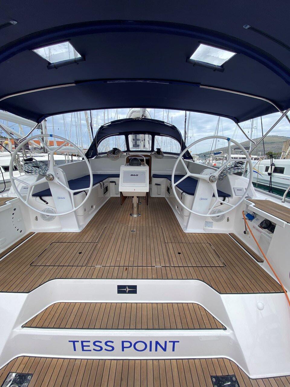 Sailing yacht 