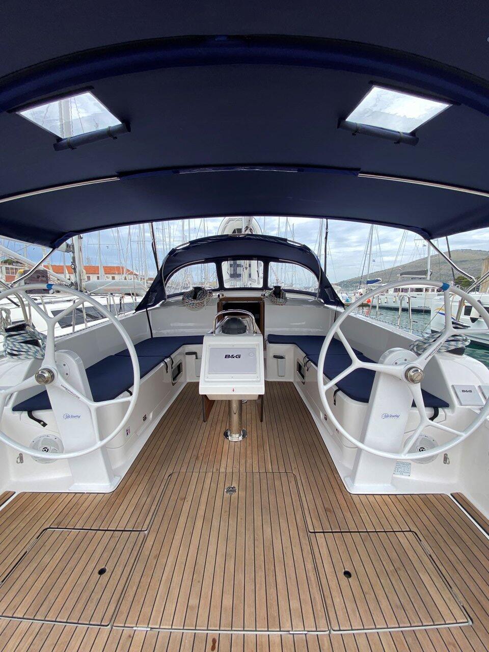 Sailing yacht 