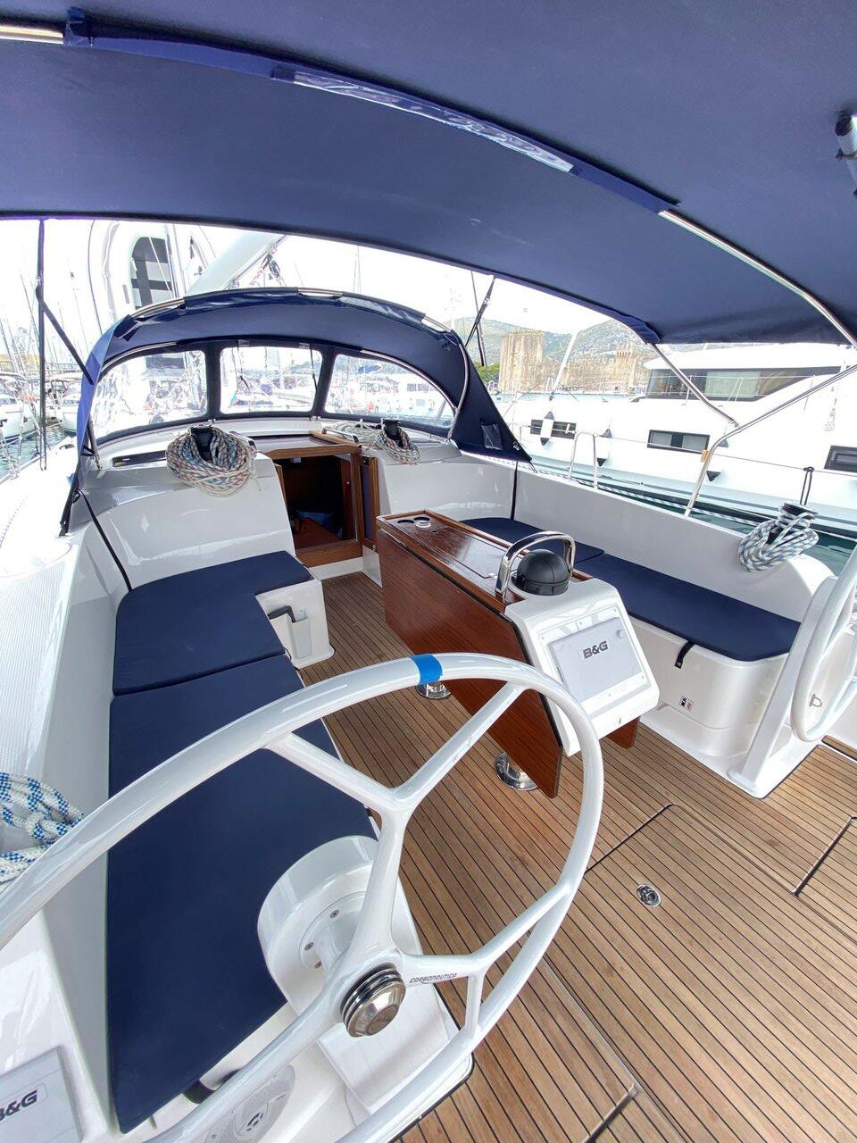 Sailing yacht 