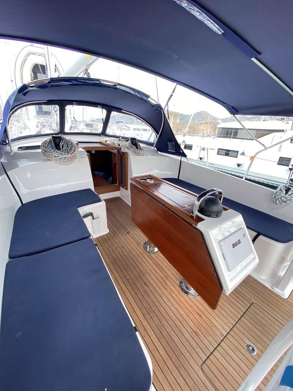 Sailing yacht 