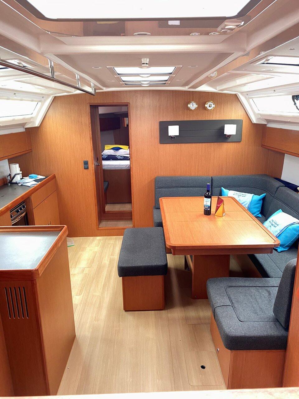 Sailing yacht 