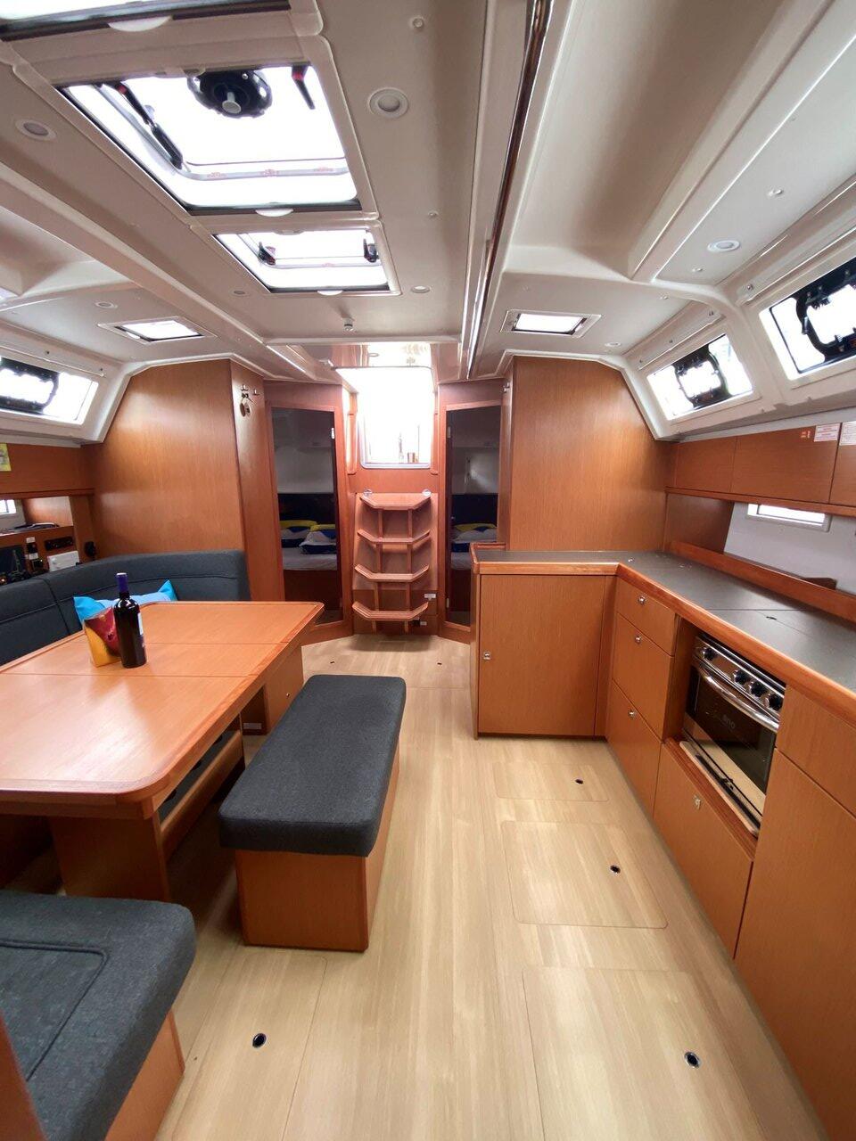 Sailing yacht 