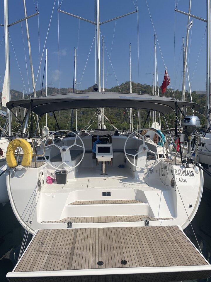 Sailing yacht 