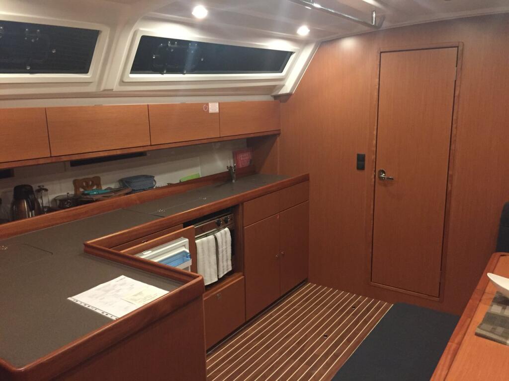 Sailing yacht 