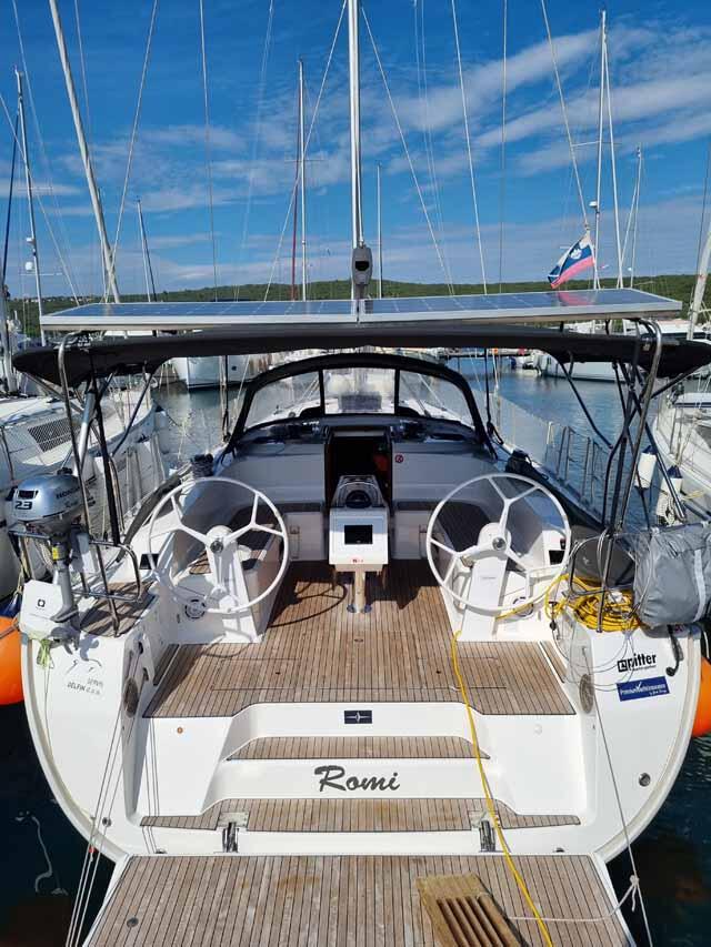 Sailing yacht 