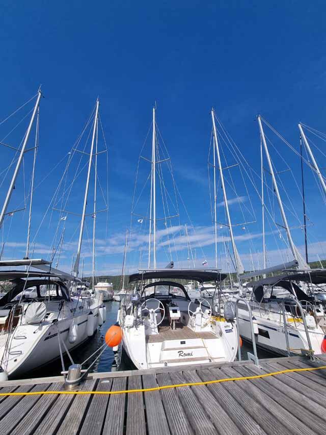 Sailing yacht 