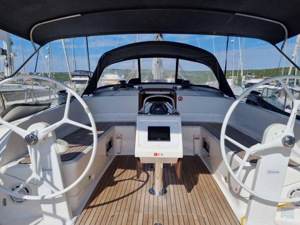 Sailing yacht 