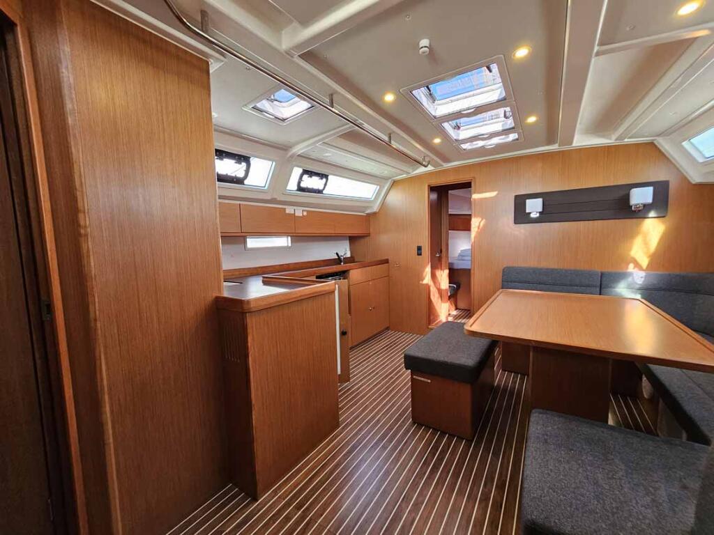 Sailing yacht 