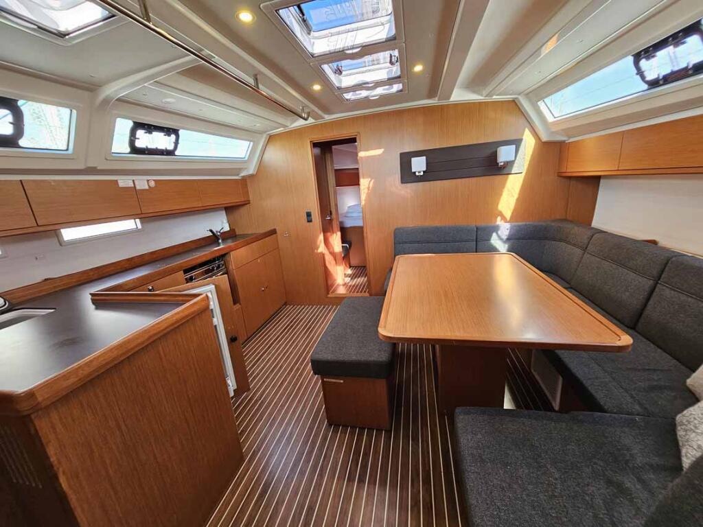 Sailing yacht 