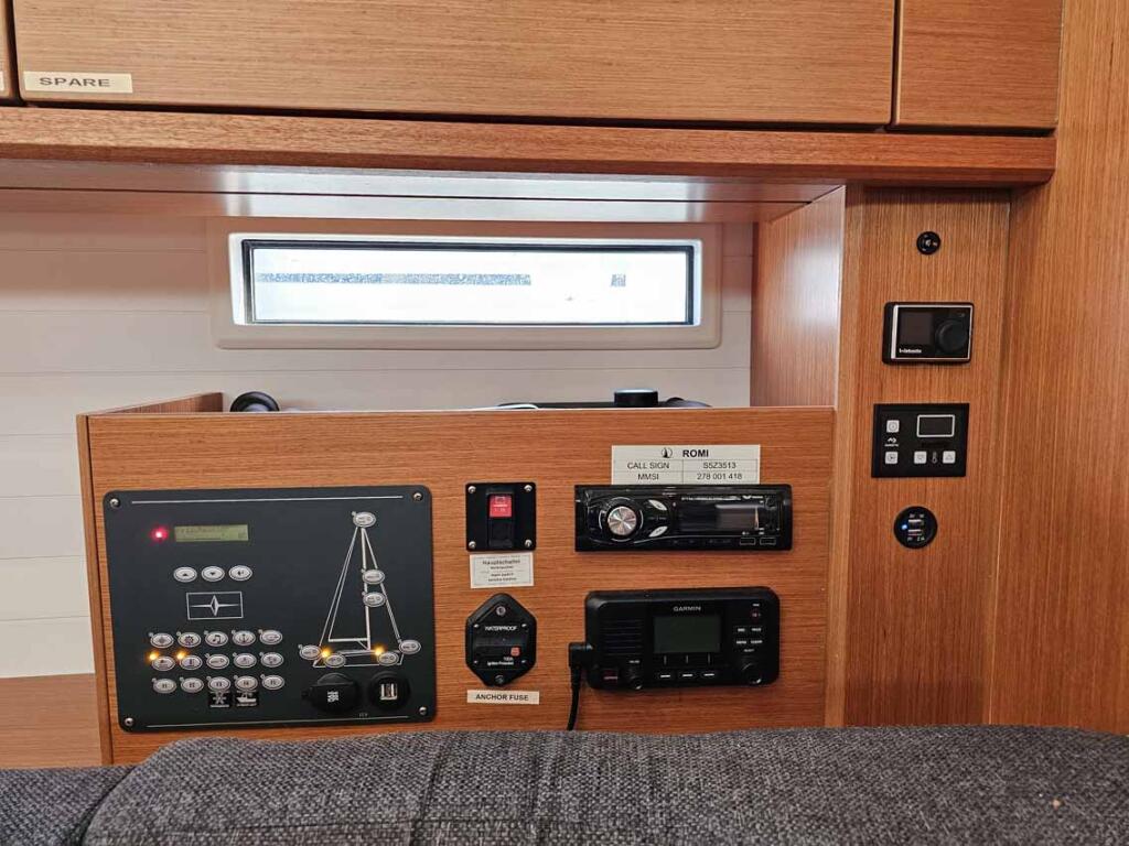 Sailing yacht 