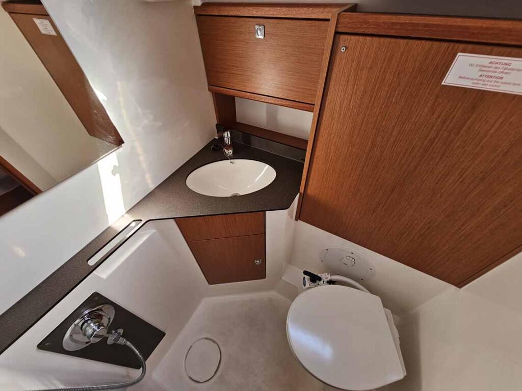 Sailing yacht 