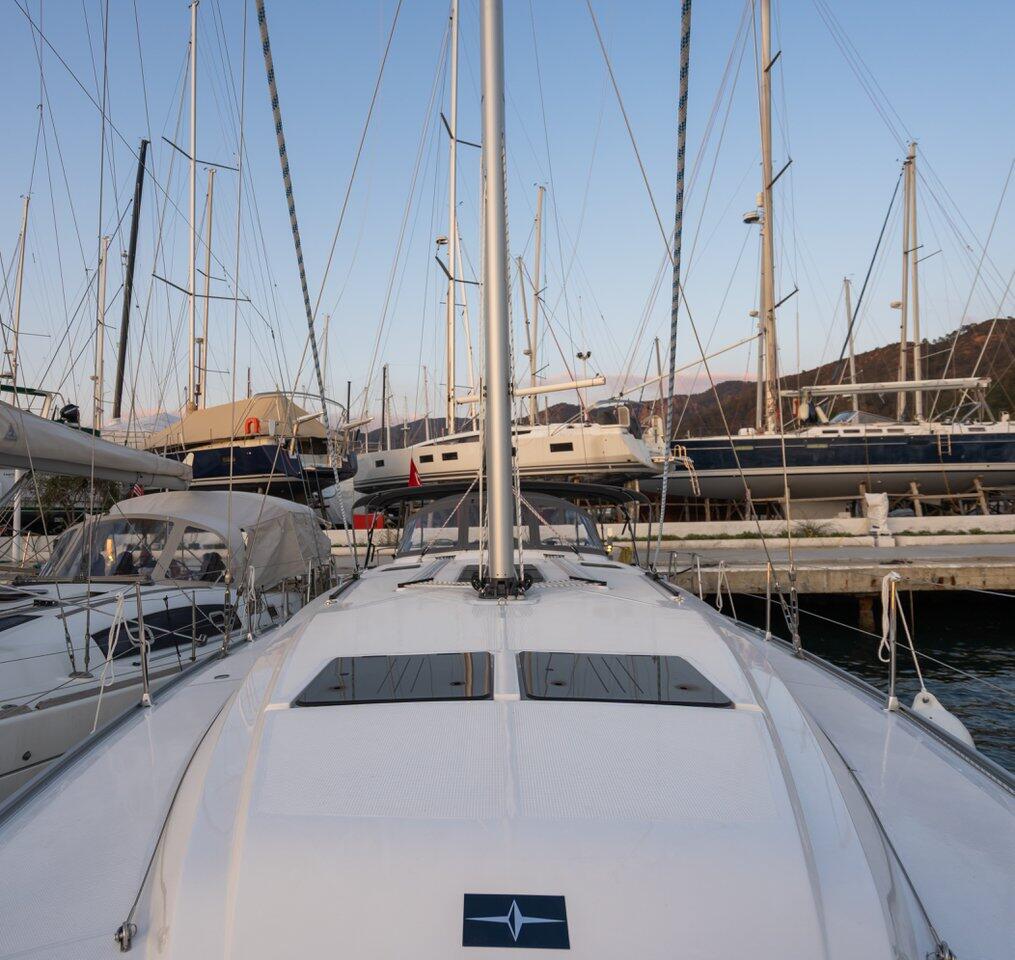 Sailing yacht 