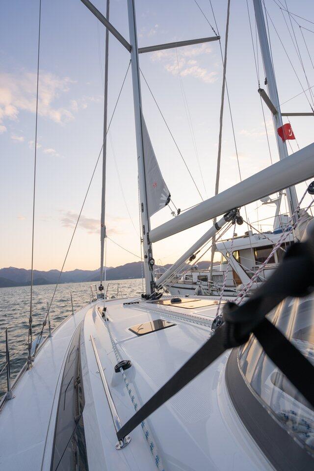 Sailing yacht 