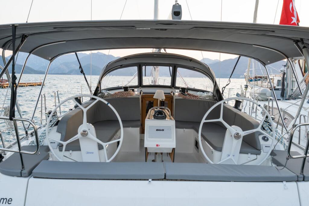 Sailing yacht 