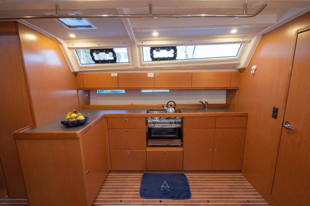 Sailing yacht 
