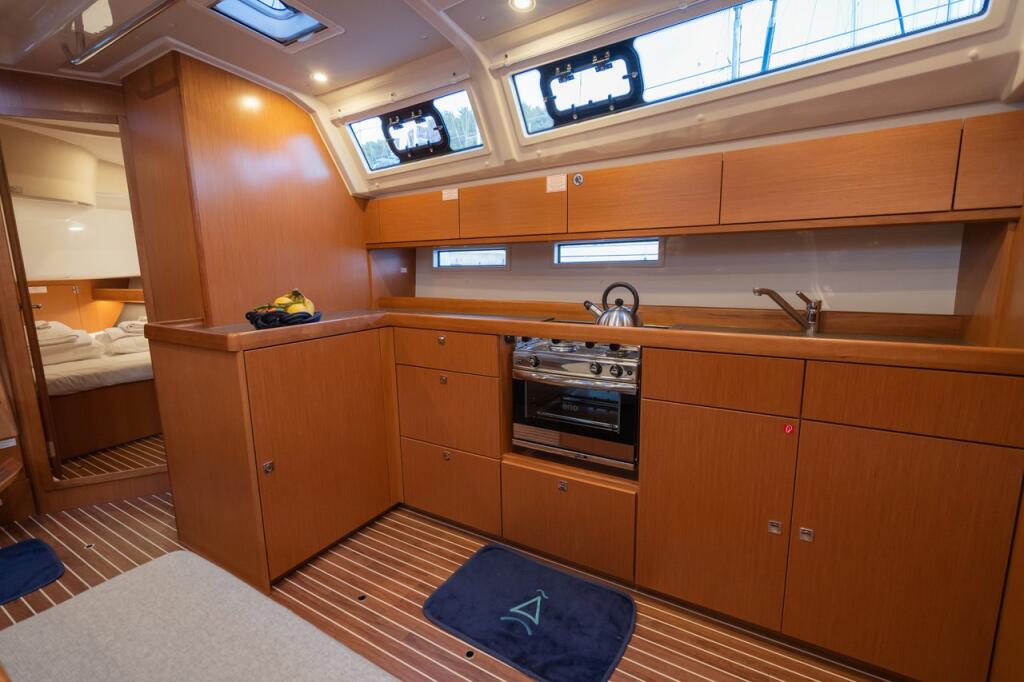 Sailing yacht 