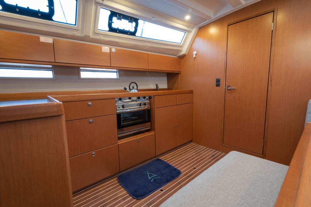 Sailing yacht 