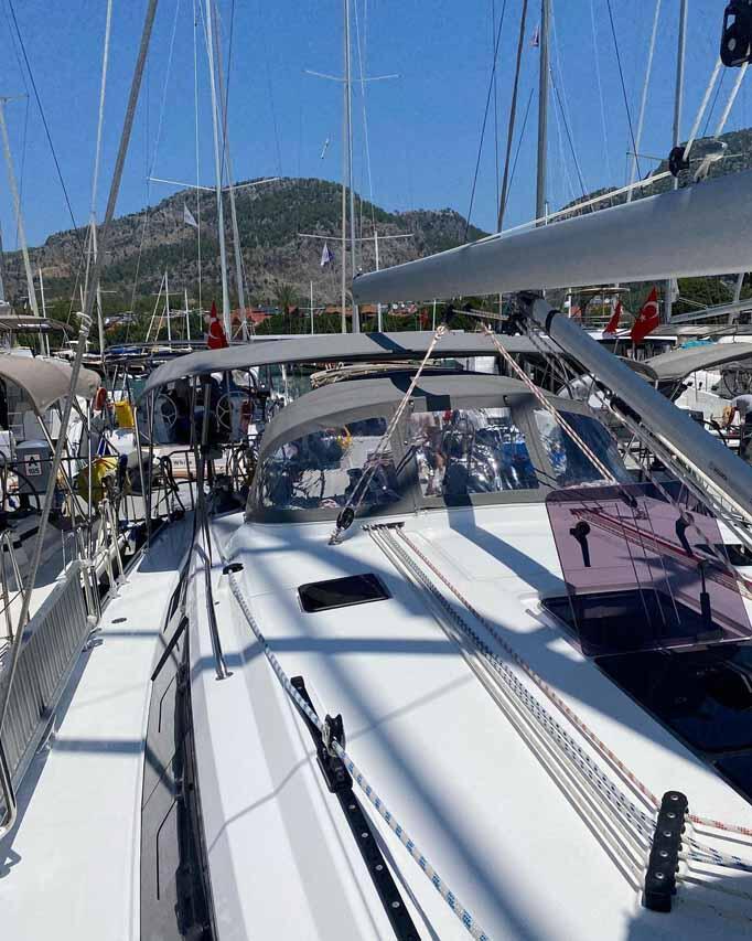 Sailing yacht 