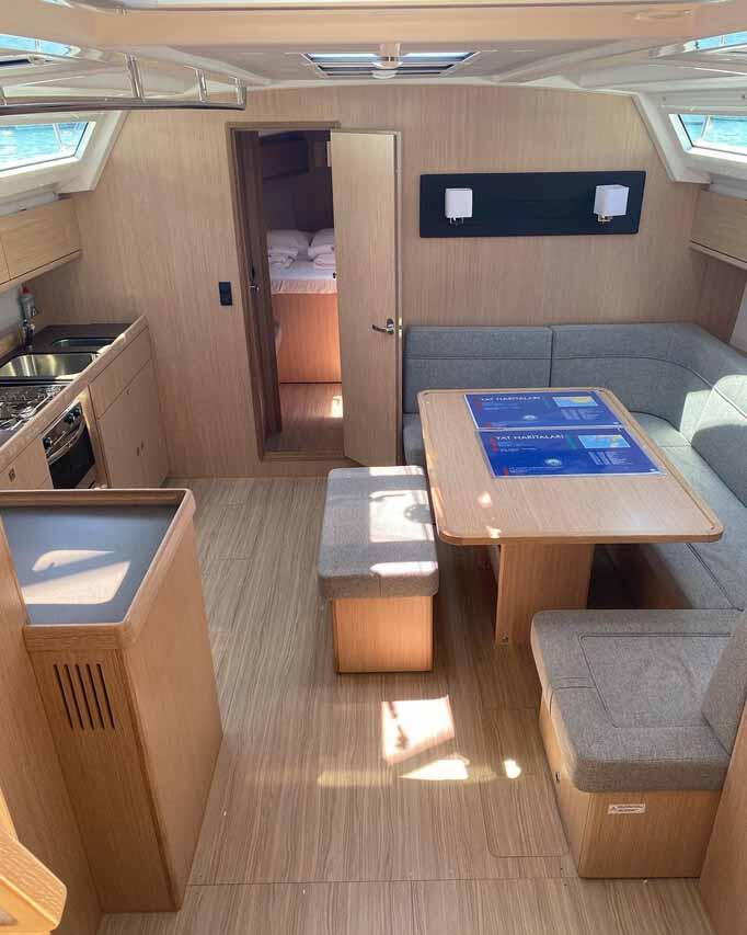 Sailing yacht 
