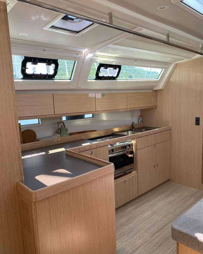 Sailing yacht 