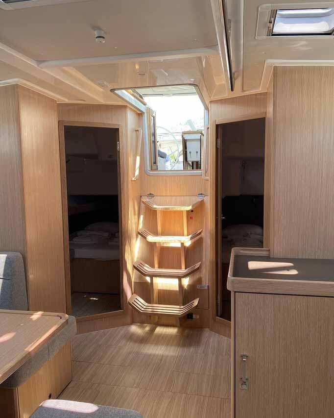Sailing yacht 