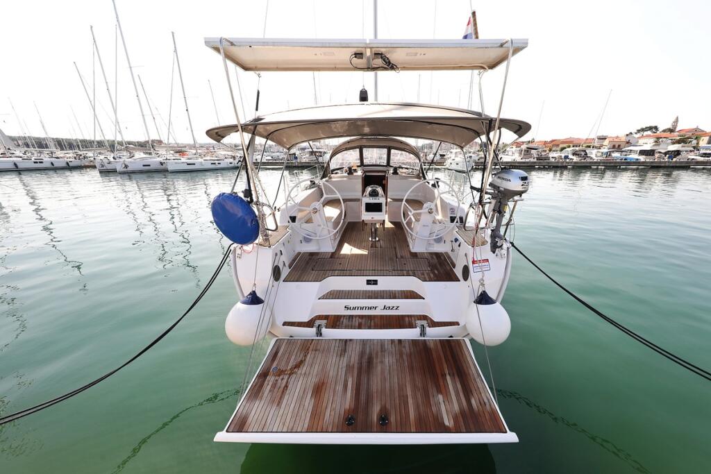 Sailing yacht 
