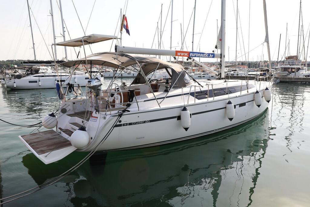 Sailing yacht 
