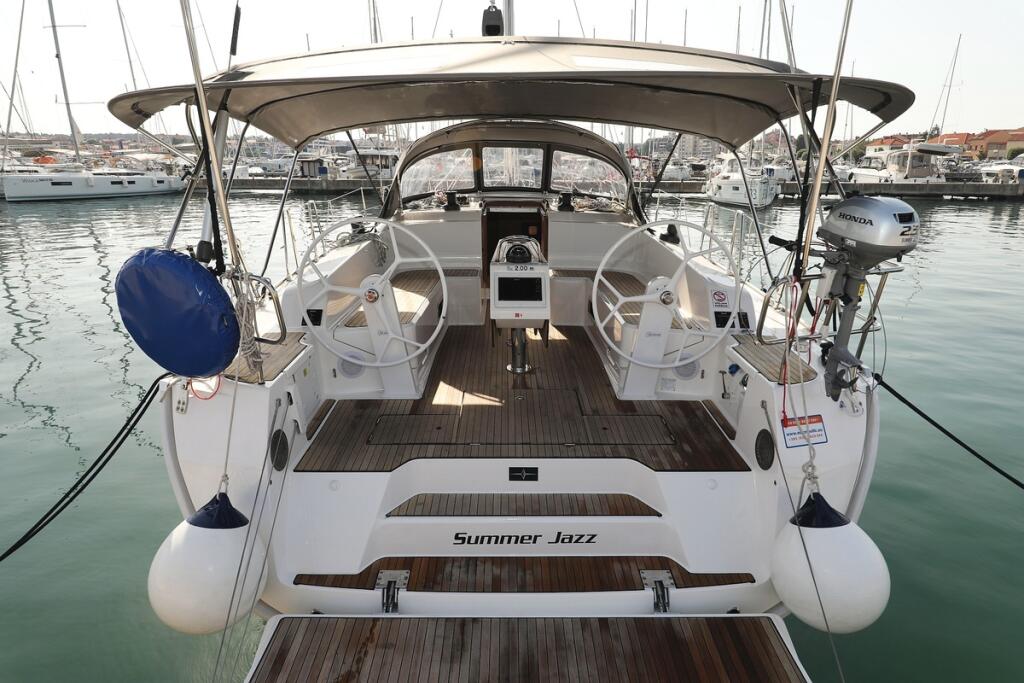 Sailing yacht 