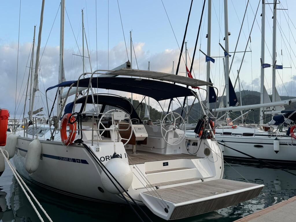 Sailing yacht 