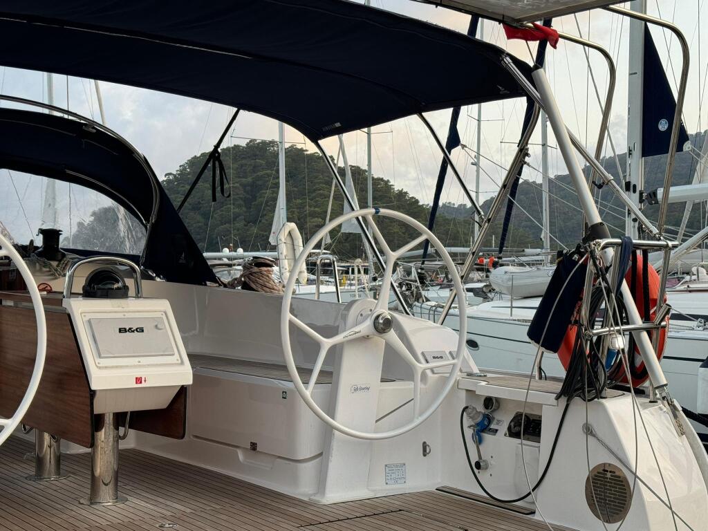 Sailing yacht 