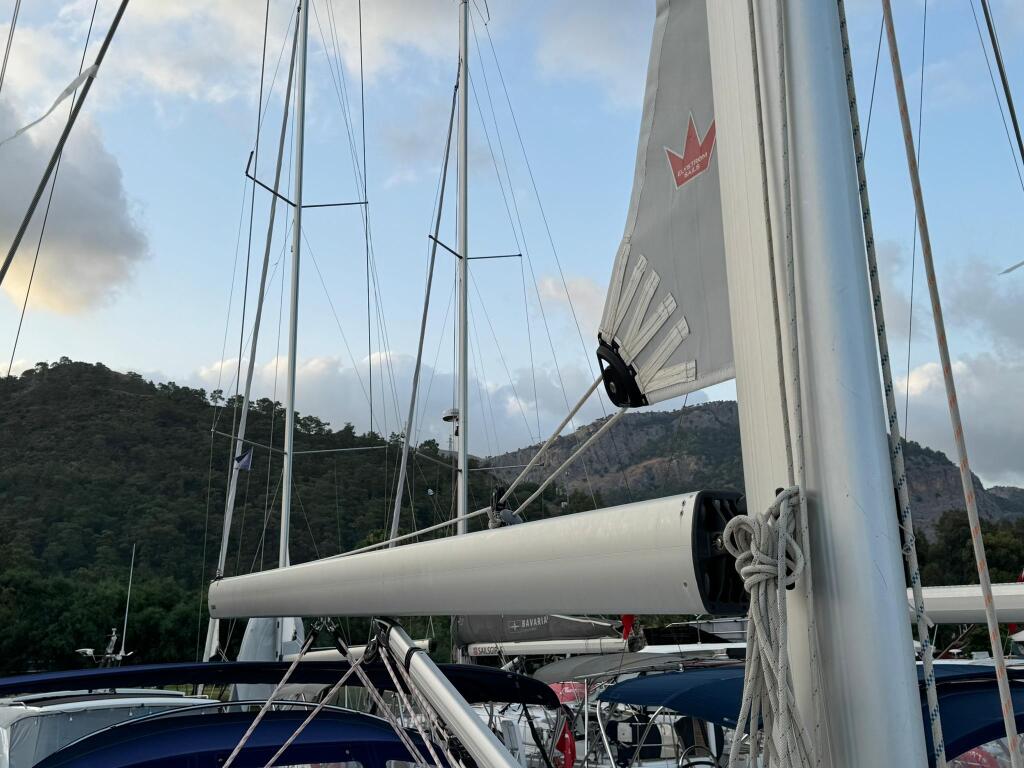 Sailing yacht 