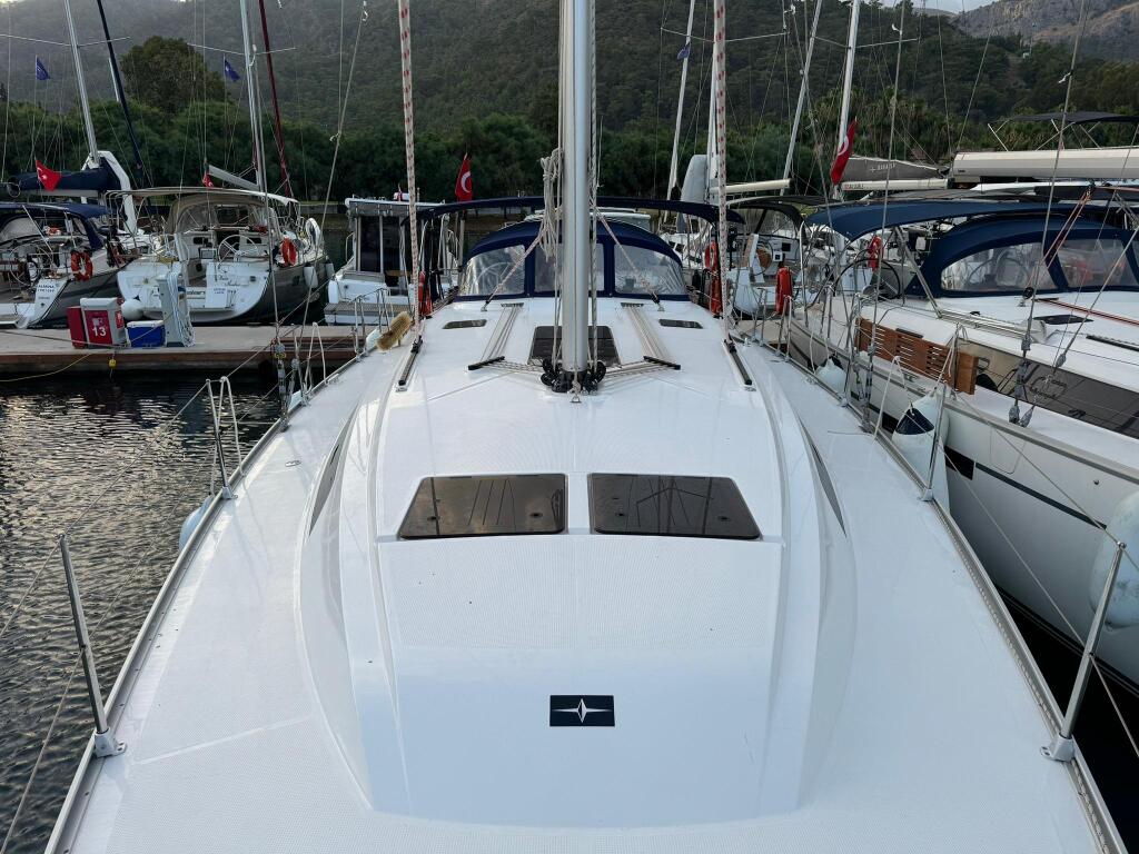 Sailing yacht 
