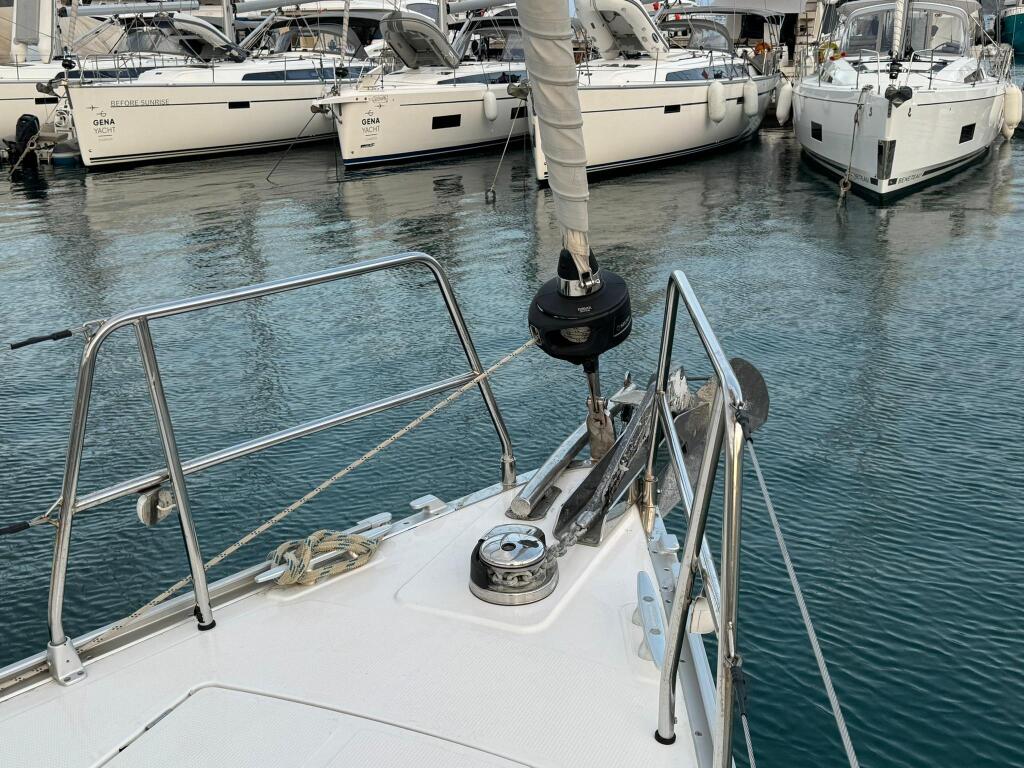 Sailing yacht 