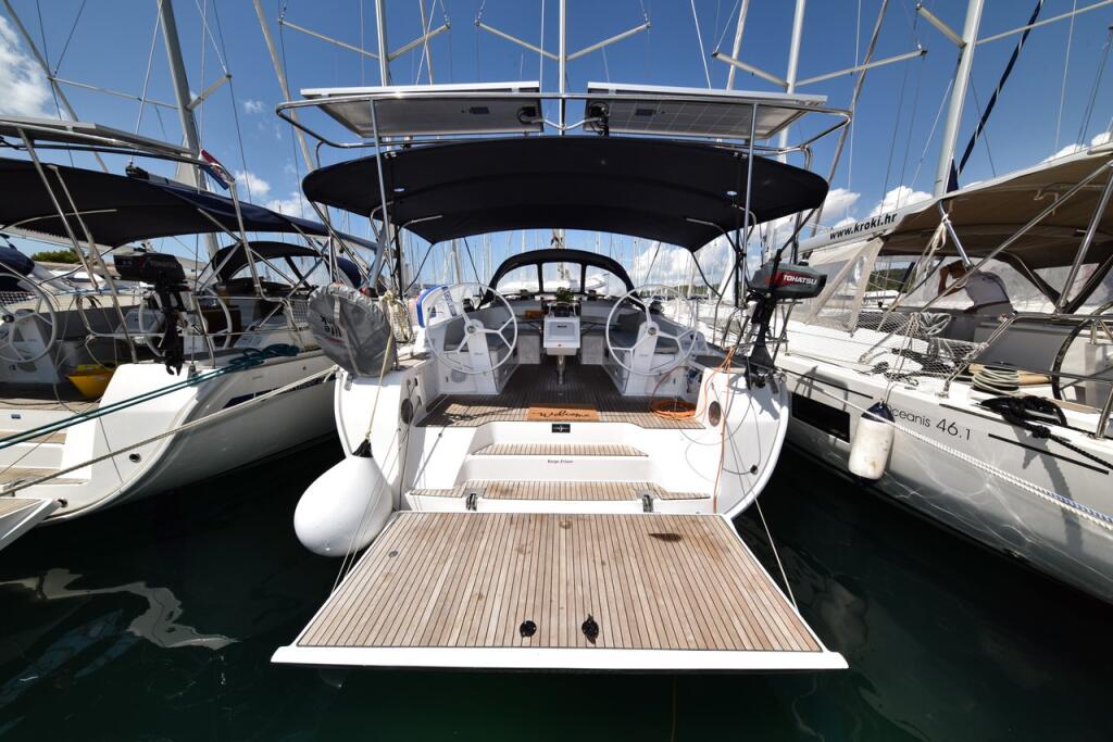 Sailing yacht 