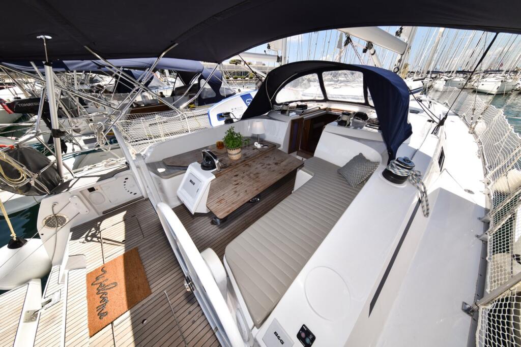 Sailing yacht 