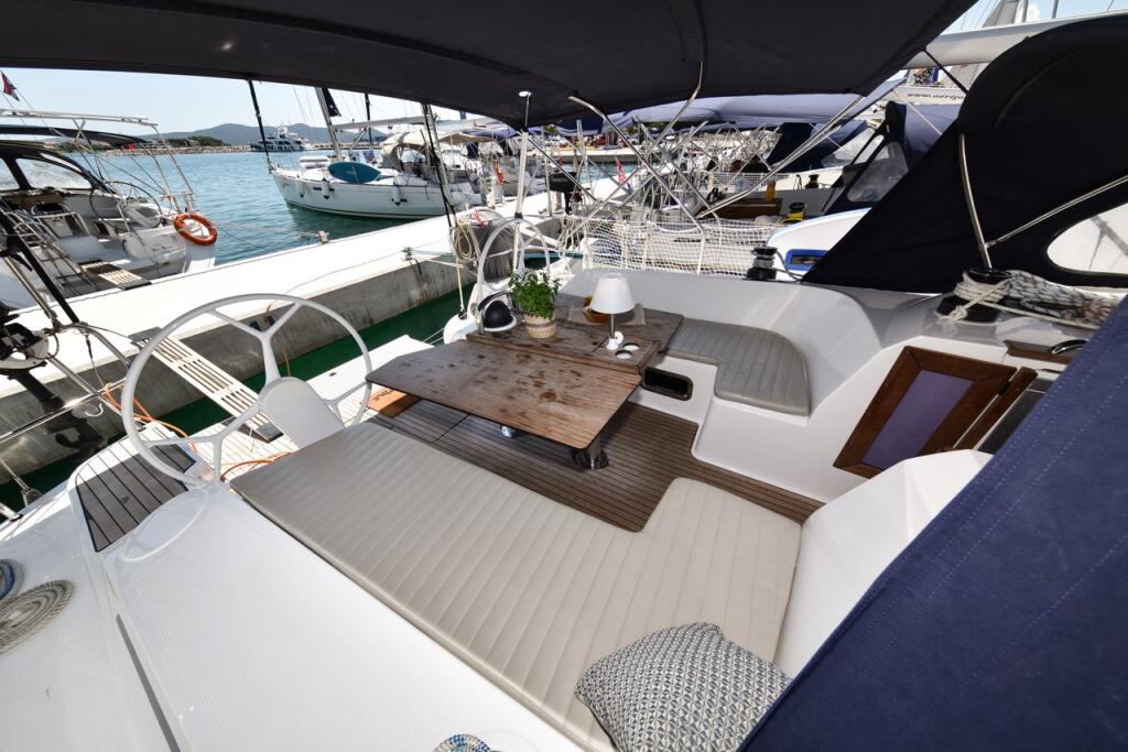 Sailing yacht 