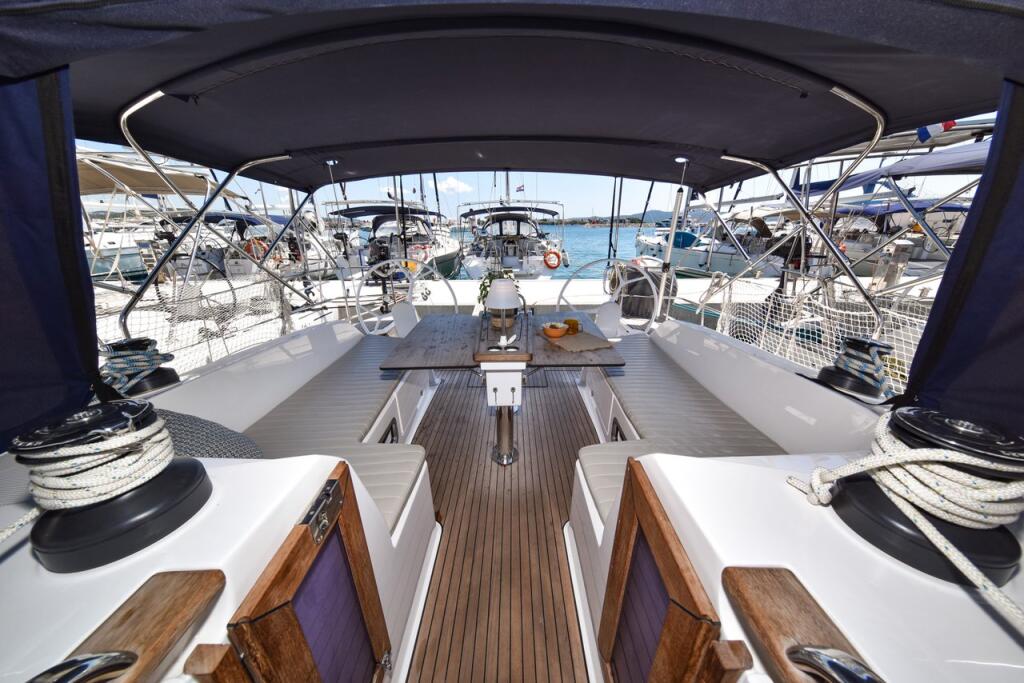 Sailing yacht 