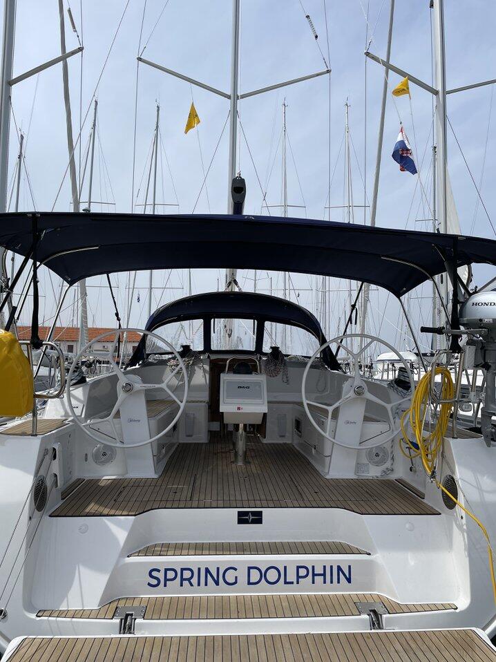 Sailing yacht 