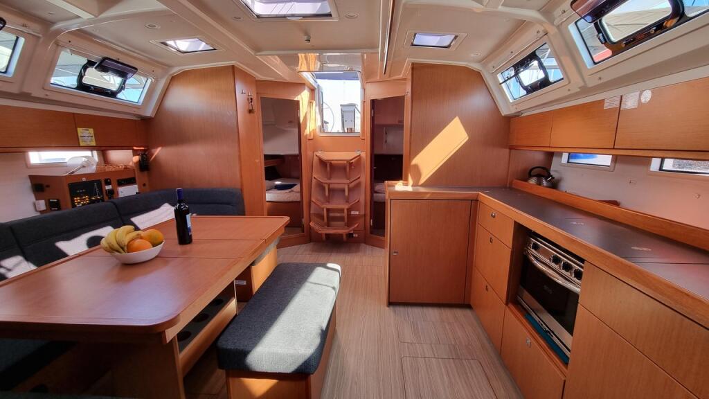 Sailing yacht 