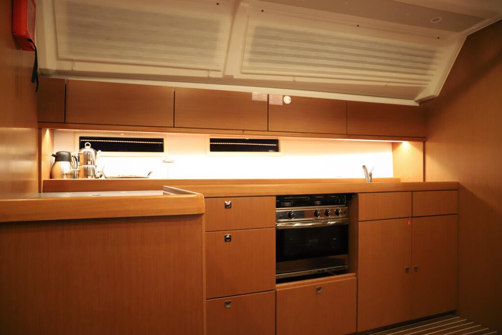 Sailing yacht 
