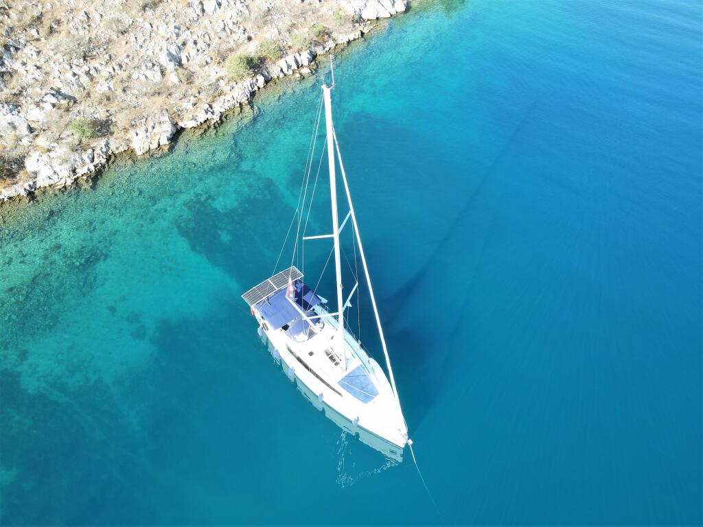 Sailing yacht 