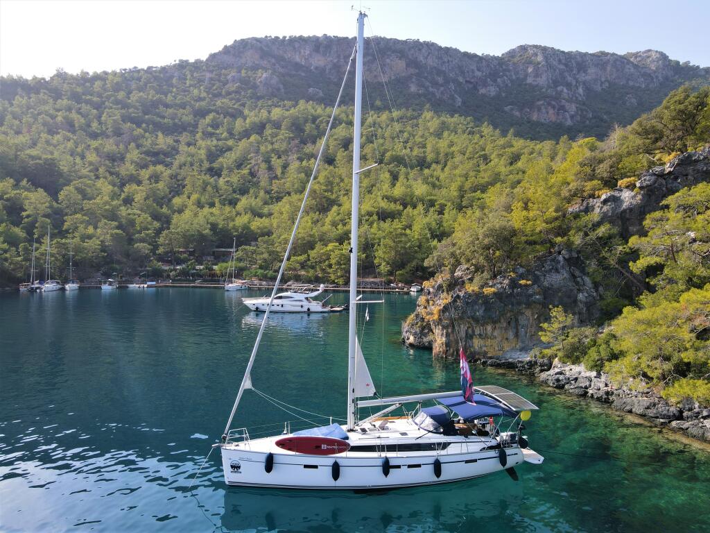 Sailing yacht 